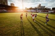 Frauenfussball im Stadion bei untergehender Sonne Frauenfussball im Stadion bei untergehender Sonne